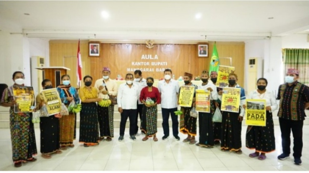 Utusan kelompok penolak proyek Geothermal foto bersama Bupati Manggarai Barat usai menyerahkan dokumen penolakan ke Pemda Setempat. Foto ( Kominfo Mabar)