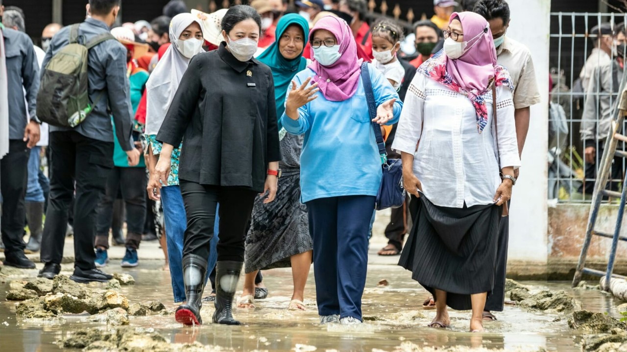 Ketua DPR RI Puan Maharani (kiri).