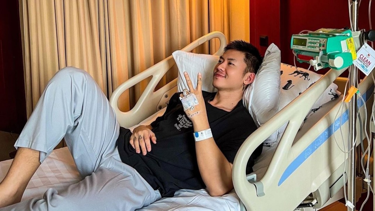 Rafael Tan tengah terbaring di ranjang sebuah Rumah Sakit/Instagram