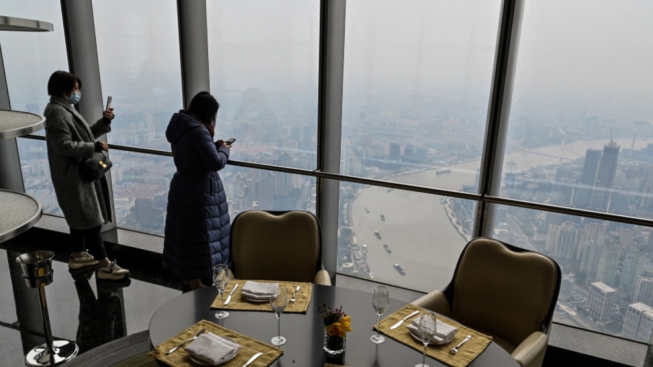 Para tamu menikmati pemandangan panorama dari restoran tertinggi di dunia, Heavenly Jin. (Hector Retamal/AFP/Getty Images/CNN/CTV News)