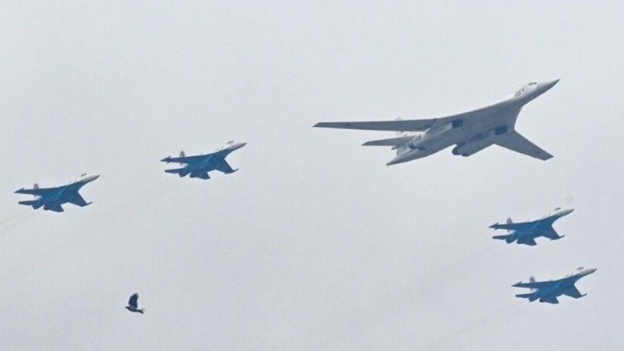 Pesawat pembom strategis Tupolev Tu-160 Rusia dan jet tempur Su-35S lepas landas di Moskow tengah selama parade militer Hari Kemenangan pada 9 Mei 2021. (Kirill Kudryavtsev/AFP via Getty Images)