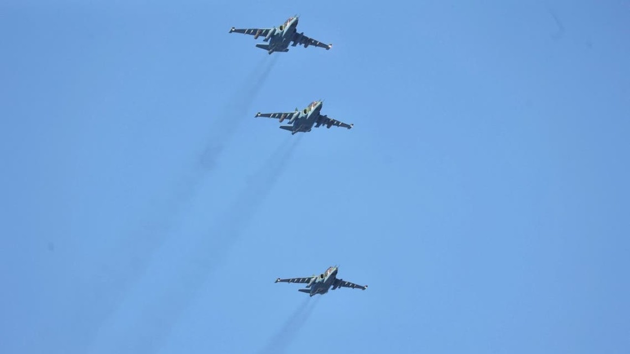 Jet tempur terbang dalam formasi selama latihan gabungan angkatan bersenjata Rusia dan Belarusia pada 12 Februari 2022. (AFP)