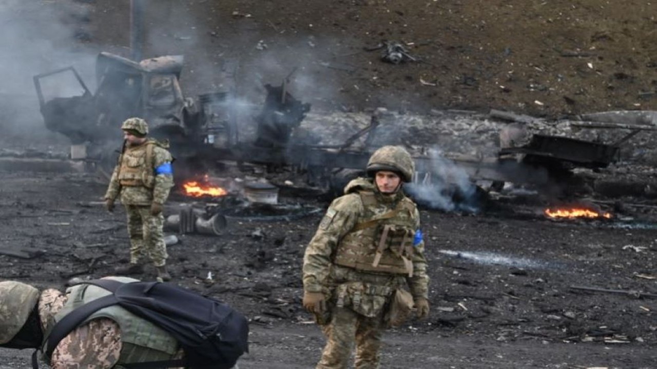 Pertempuran jalanan tentara Rusia meletus dalam pertempuran memperebutkan ibu kota Ukraina, Kiev. (Sergei Supinsky/AFP)