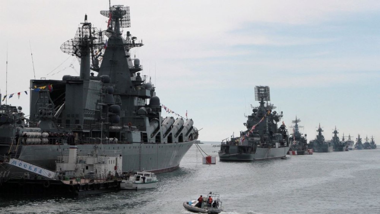 Kapal Angkatan Laut Rusia berlabuh di teluk pelabuhan Laut Hitam Sevastopol di Krimea pada 8 Mei 2014. (Reuters)