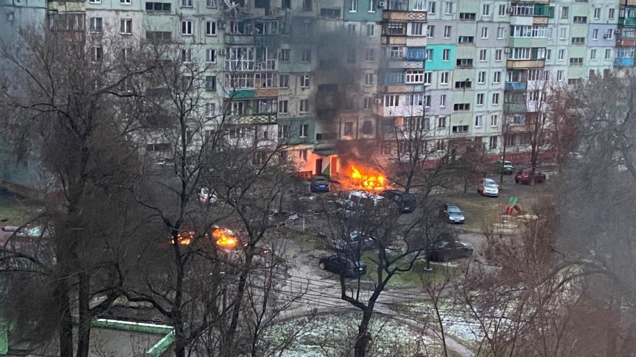 Kebakaran terlihat di Mariupol di daerah perumahan setelah penembakan di tengah invasi Rusia ke Ukraina 3 Maret 2022. (Twitter @AyBurlachenko melalui Reuters)