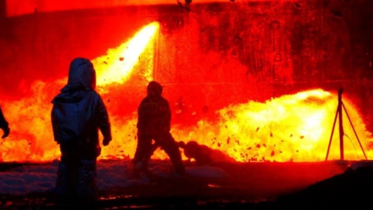 Petugas pemadam kebakaran di Lviv, Ukraina, bekerja di lokasi serangan pangkalan bahan bakar di pinggiran kota pada Sabtu (26/3/2022) yang diserang Rusia. (Layanan Darurat Negara Ukraina/Telegram/UPI)