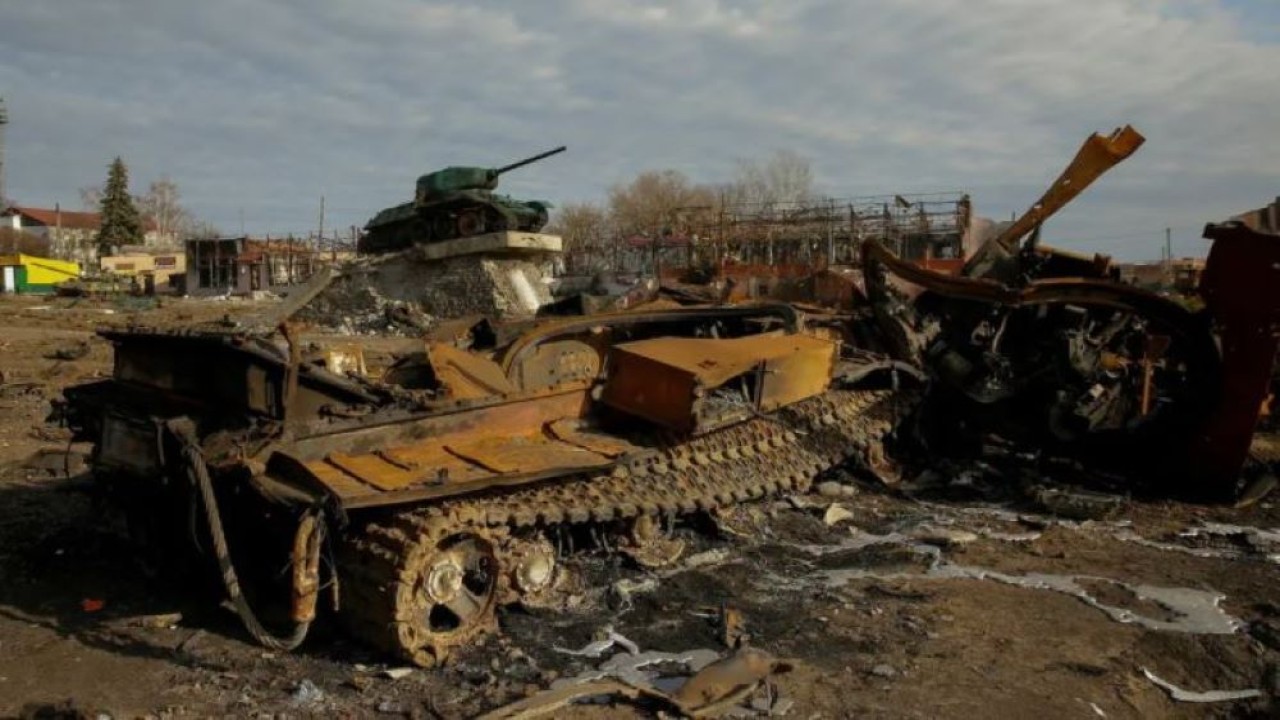 Tank yang hancur terlihat di tengah serangan Rusia terhadap Ukraina yang berlanjut, di kota Trostianets, di wilayah Sumy, Ukraina, pada 28 Maret 2022. (Reuters)