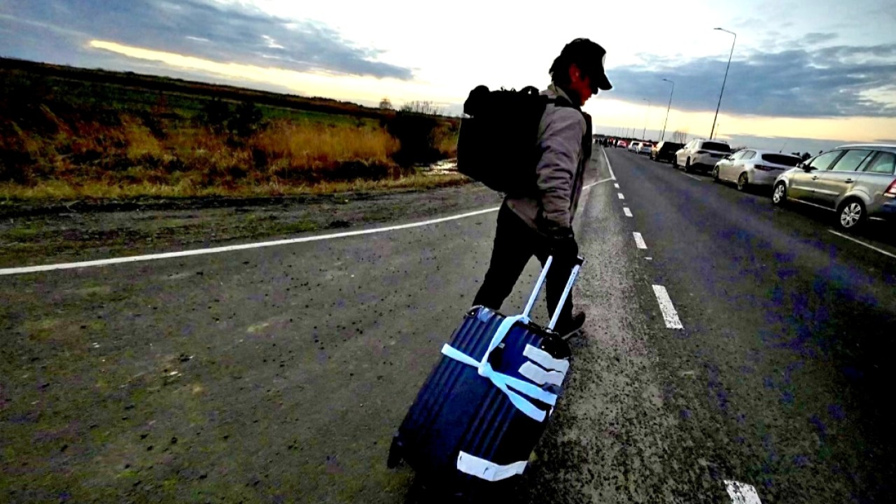 Sean Penn menenteng koper saat eksodus dari Ukraina. (Twitter)
