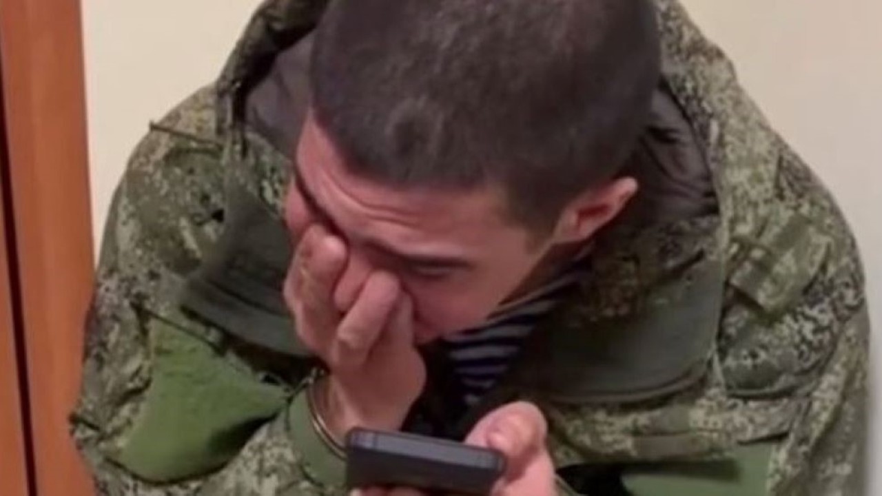 Tentara Rusia yang ditangkap pasukan Ukraina Menangis. (Mirror)
