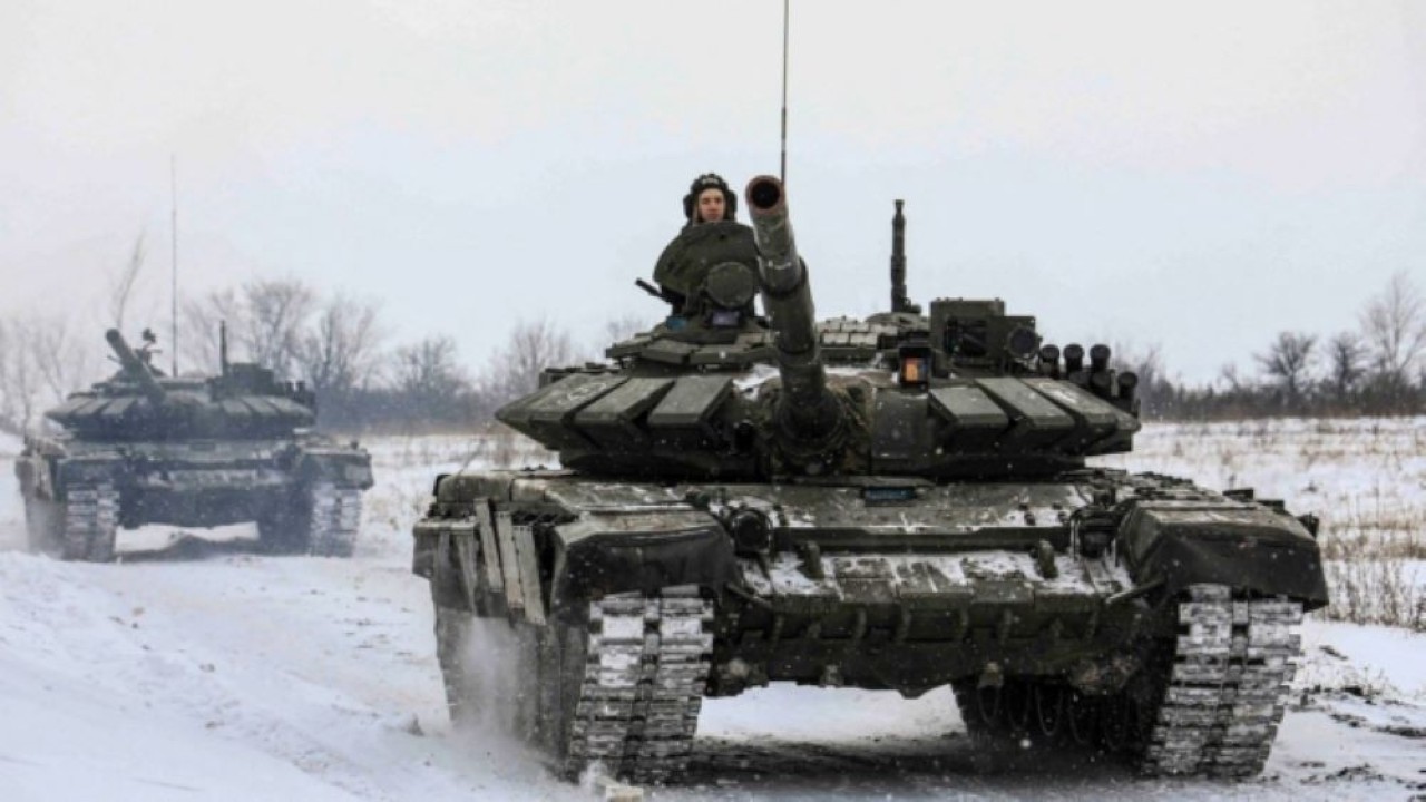 Tentara Rusia mengendarai tank selama latihan militer di Wilayah Leningrad, Rusia. (Kementerian Pertahanan Rusia/Reuters)