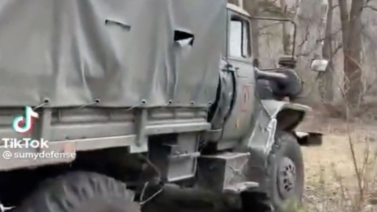 Seorang kakek warga Ukraina mencuri truk tentara Rusia menjadi viral di TikTok. (Daily Star)