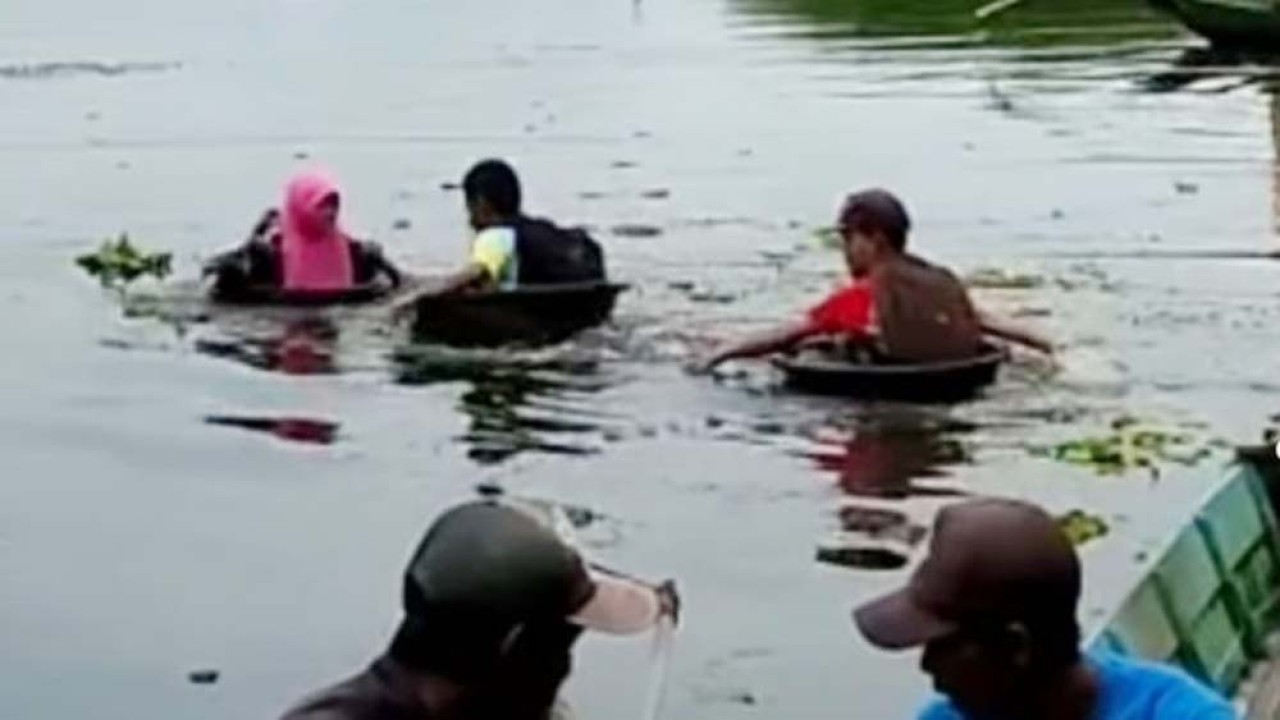 Tiga siswa SD naik baskom ke sekolah di Kabupaten HST Kalsel/ist