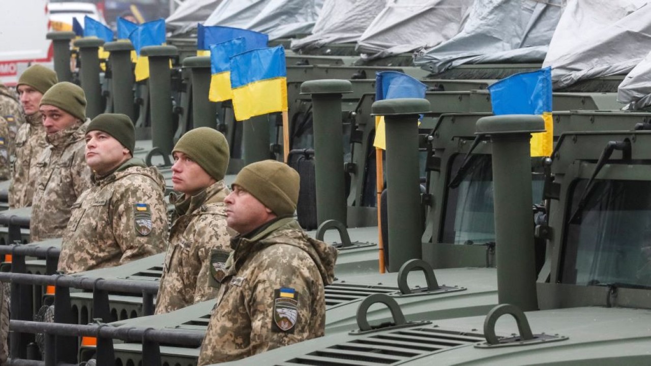 Tentara Ukraina siap melawan invasi Rusia. (Reuters)