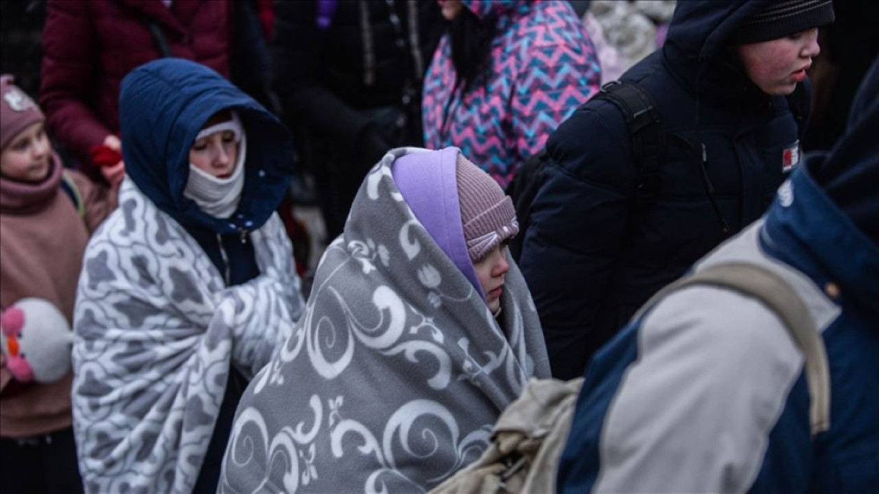 Foto: Warga sipil dari Ukraina melarikan diri ke Polandia karena serangan Rusia yang sedang berlangsung. (Anadolu Agency)