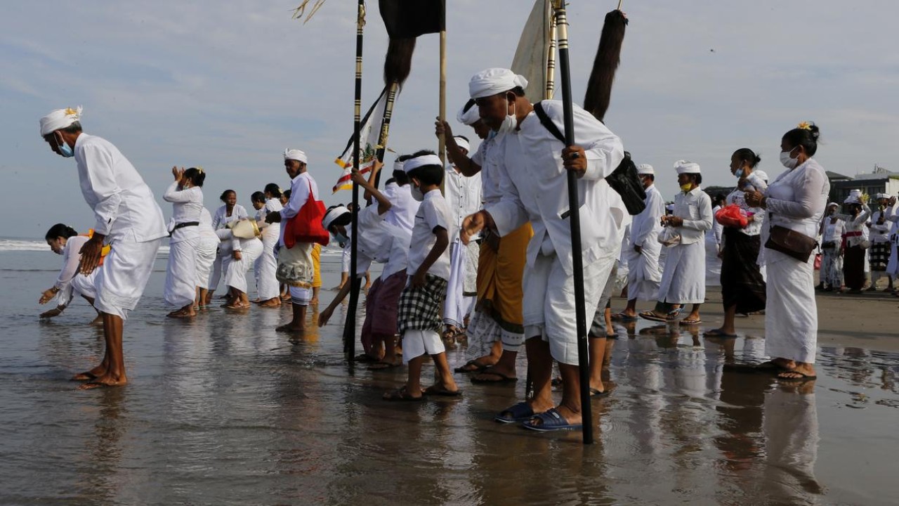 Umat Hindu sedang melaksanakan Upacara Melasti jelang Hari Raya Nyepi/ist