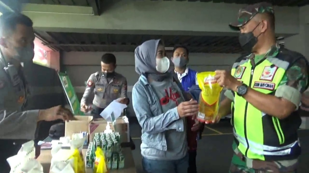 Ibu-ibu terharu dapat minyak goreng saat ikut vaksin. Foto: Saifal