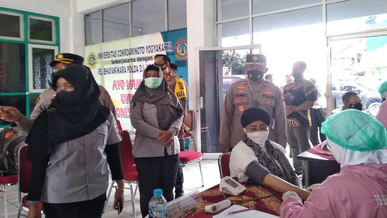 Vaksinasi massal bagi mahasiswa, dosen, karyawan dan masyarakat sekitar. (foto: istimewa)