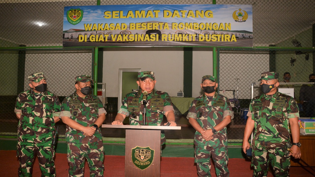 Wakasad tinjau vaksinasi RS Dustira. Foto: Pen Kodam III/SLW