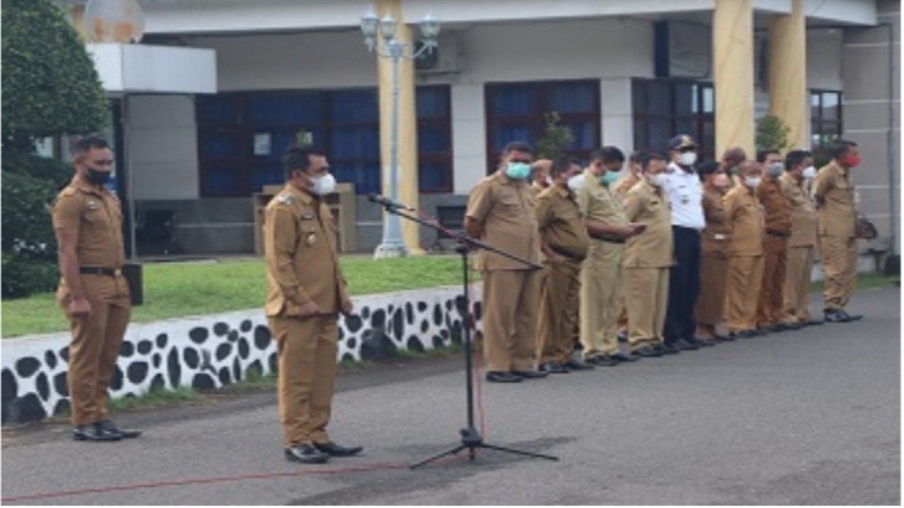 Wakil Bupati Ende, Erikos Emanuel Rede saat memimpin apel mingguan jajaran Aparatur Sipil Negara (ASN) Lingkup Pemerintah Kabupaten Ende di halaman kantor Bupati Ende, Provinsi Nusa Tenggara Timur (NTT) Senin (28/3/2022) pagi.