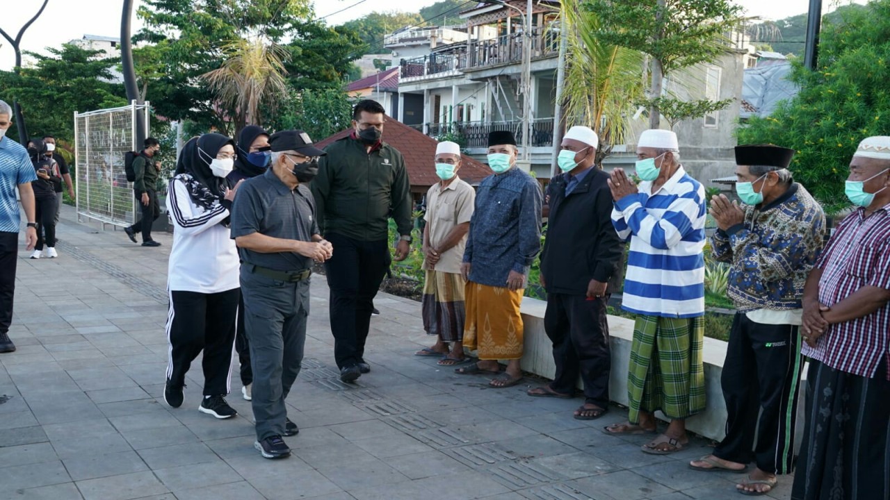 Wapres Ma'ruf Amin dan istri saat menikmati panorama Labuan Bajo.