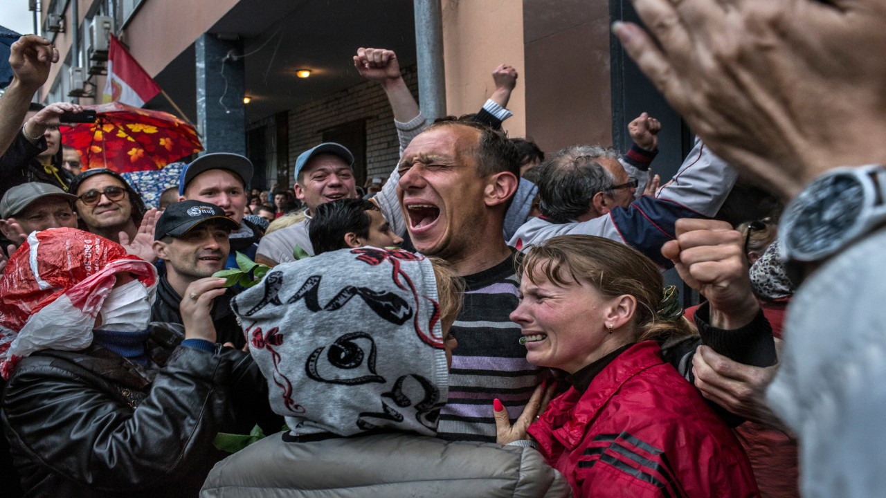 Warga Ukraina menangis histeris setelah kehilangan anggota keluarganya akibat serangan Rusia/ist