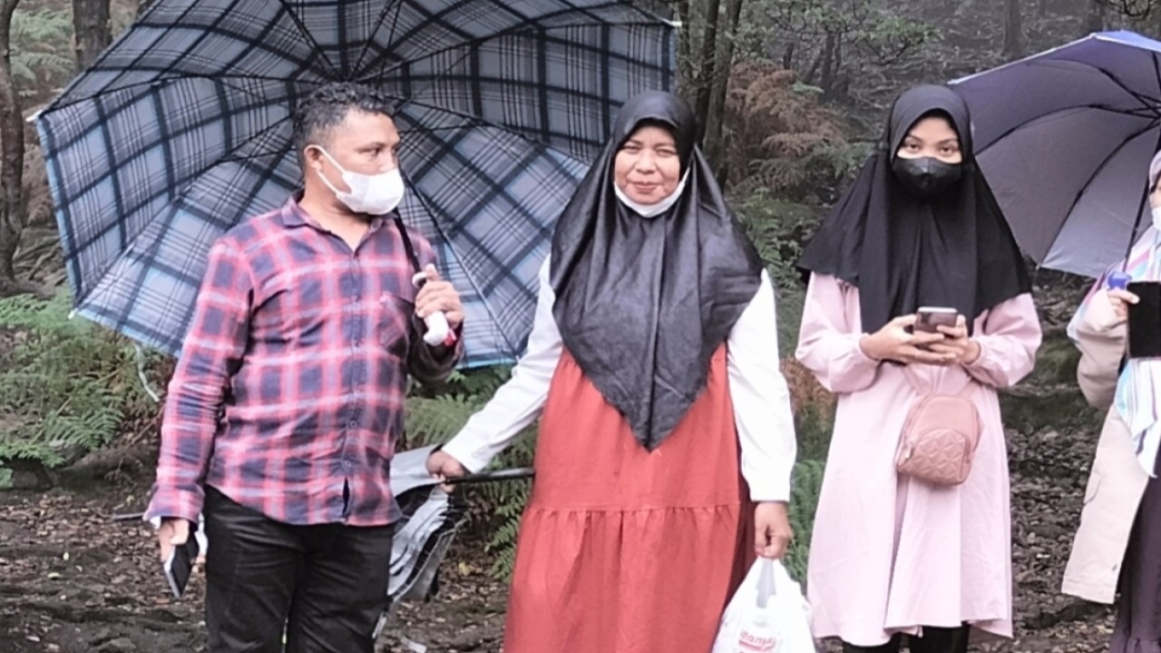 Wisatawan berfoto di Kawah Putih. Foto: Saifal