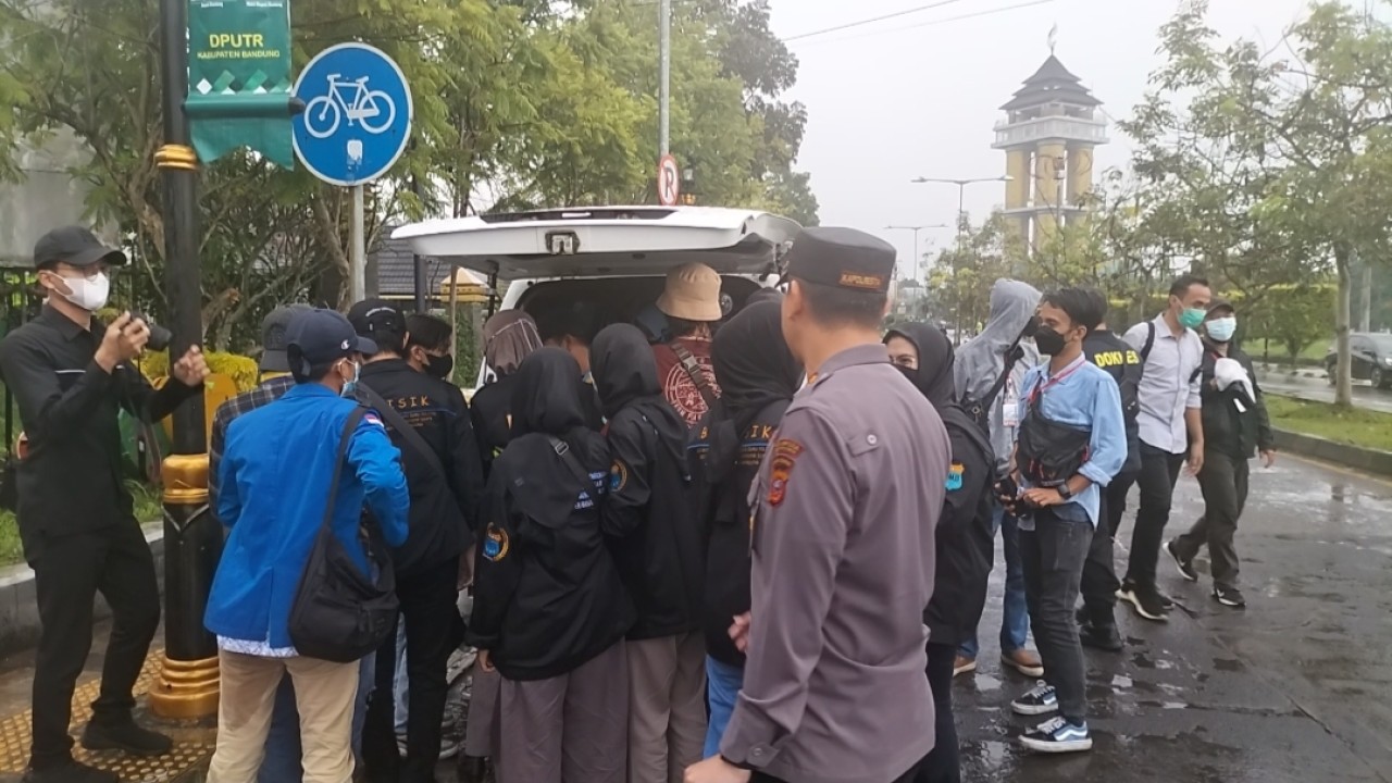 Usai aksi Unras di depan pemkab Bandung Massa Aksi PMII Ikut vaksin. Foto: Saifal