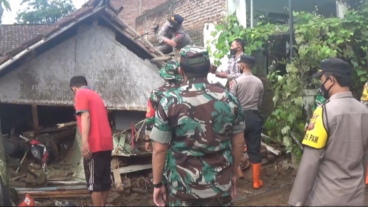 Sedang Tarawih dan mudik lebih awal satu keluarga selamat dari rumah roboh. Foto: saifal Ode