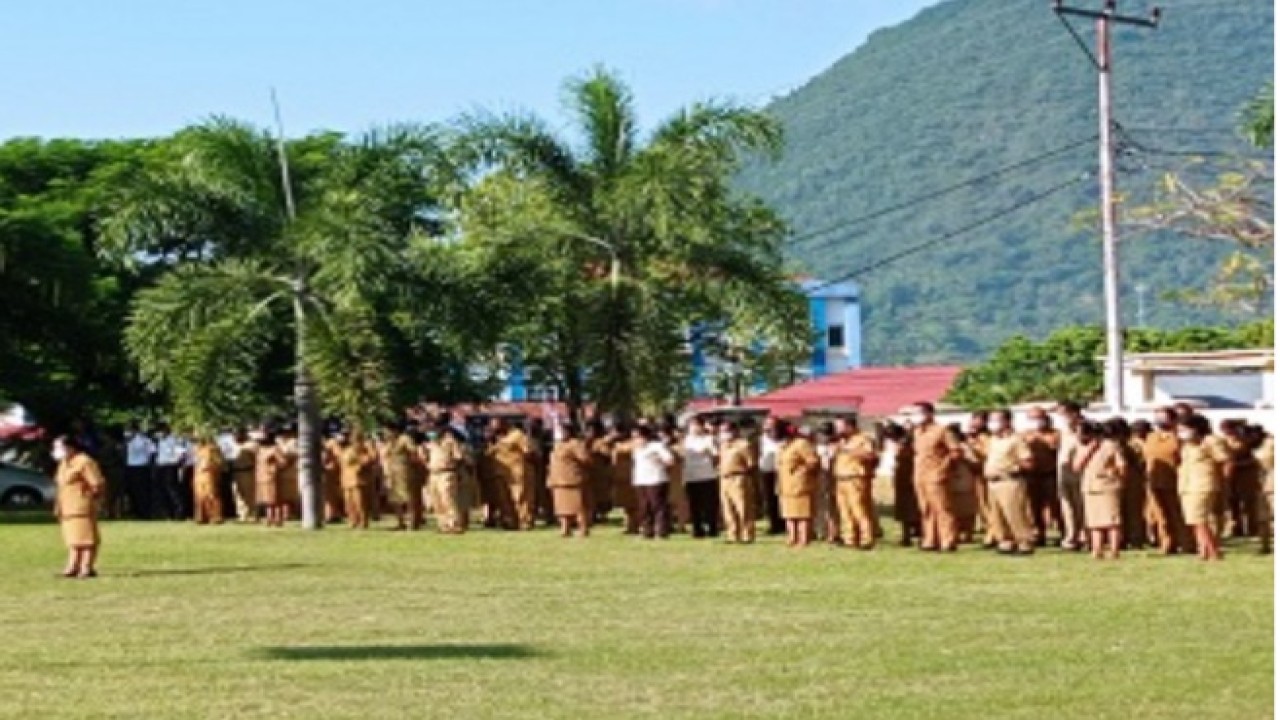 Apel Kerja Mingguan lingkup Pemerintah Daerah Kabupaten Ende, Senin (4/4/2022) di Halaman Kantor Bupati Ende. Foto (istimewa)