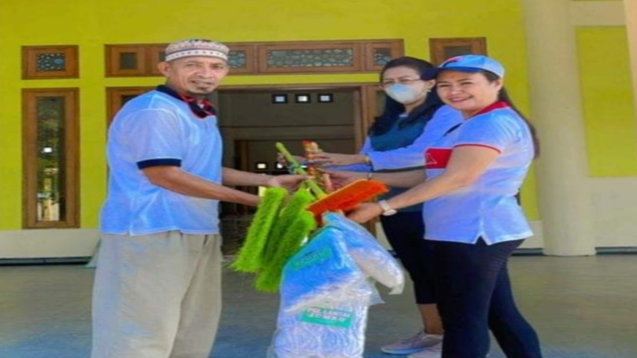 TP-PKK Kabupaten Manggarai Barat menggelar kegiatan Bakti Sosial di Masjid Al-Fallah yang terletak di Wae Mata Desa Gorontalo,Kecamatan Komodo pada Jumat (01/4/2022). Foto (istimewa)