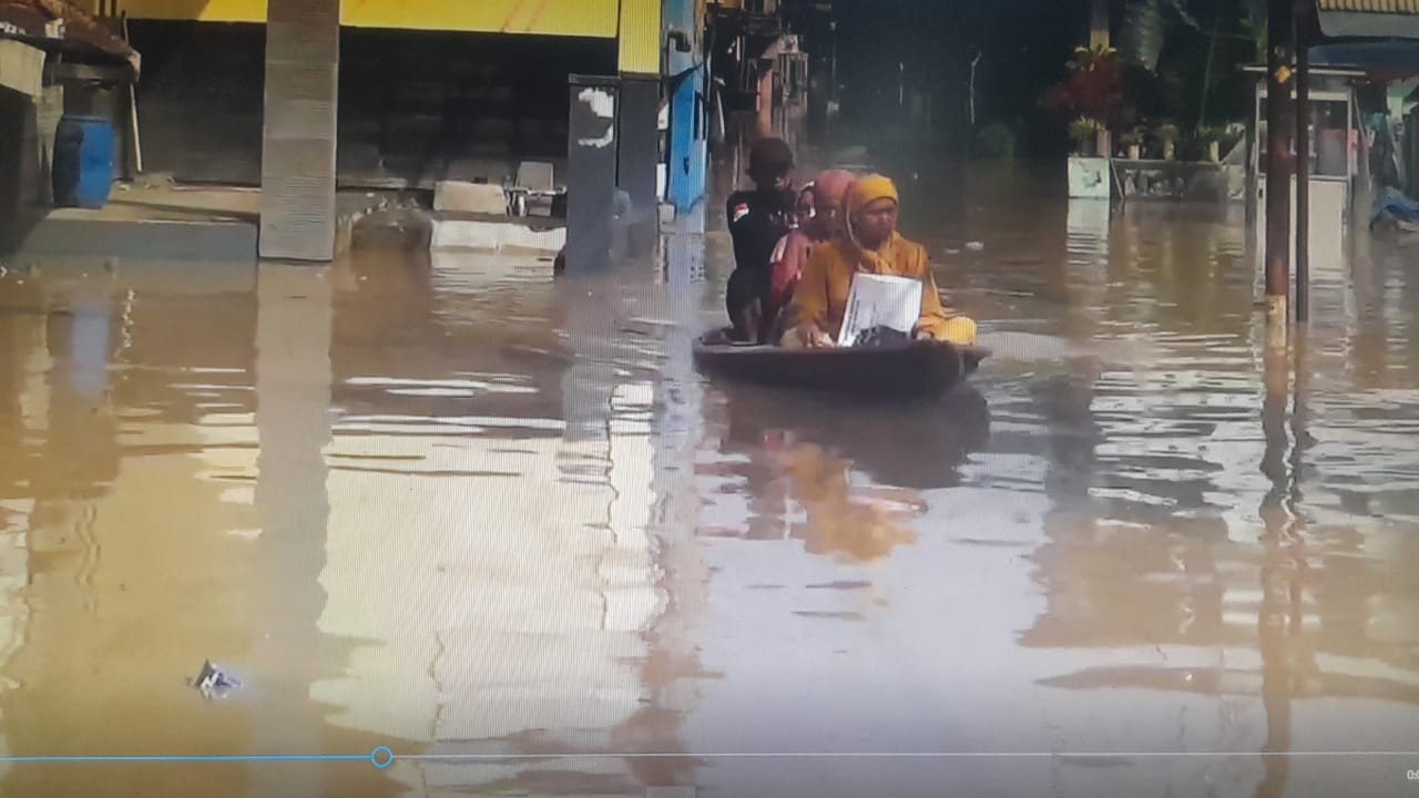 Warga menaiki perahu di Dayeuhkolot Kabupaten Bandung. Foto: saifal ode