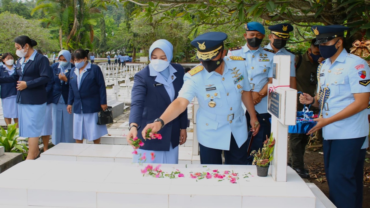 Danlanud Sam Ratulangi Pimpin Ziarah Ke TMP Kairagi Sulut 