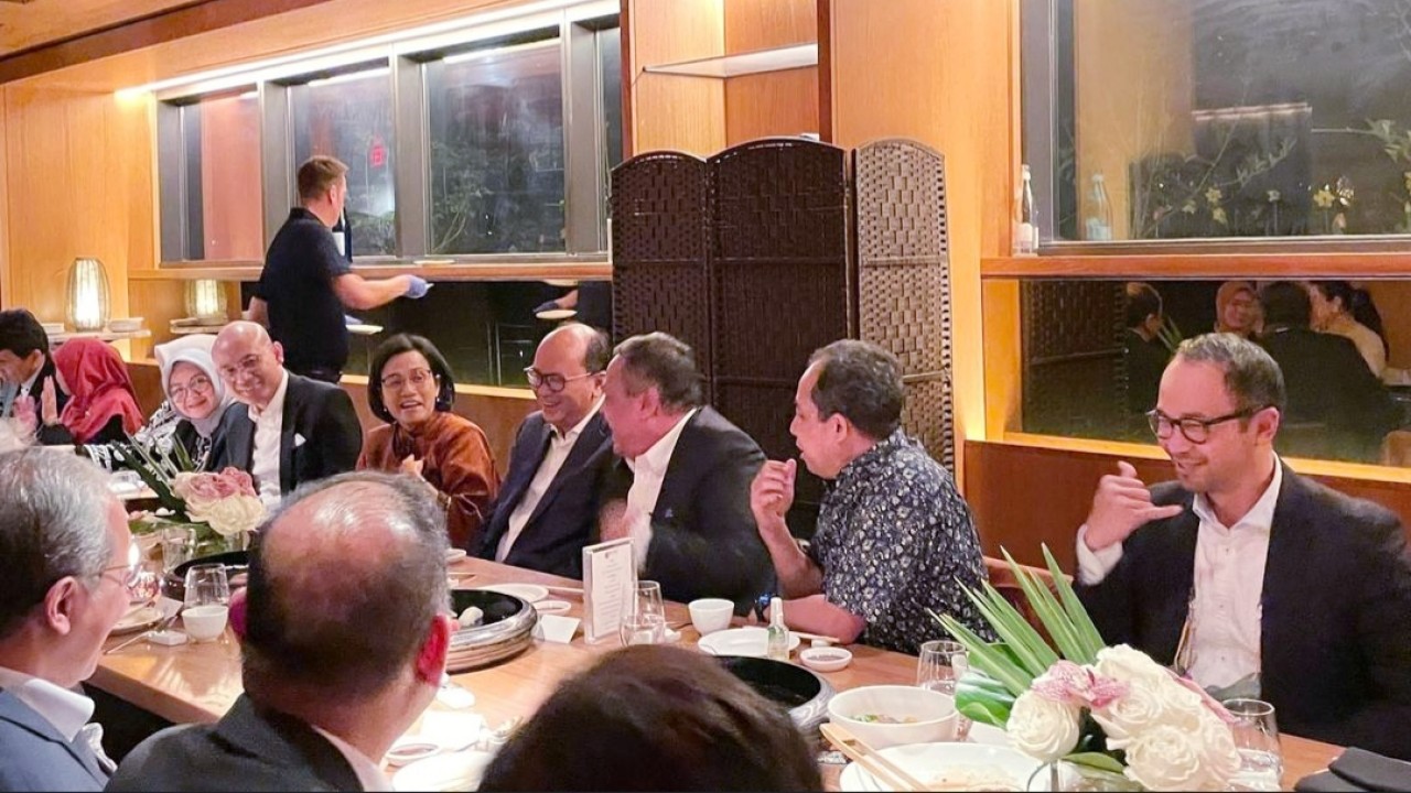 Dubes Rosan bersama Menkeu Sri Mulyani dan Gubernur BI Perry Warjiyo sedang buka puasa bersama/net