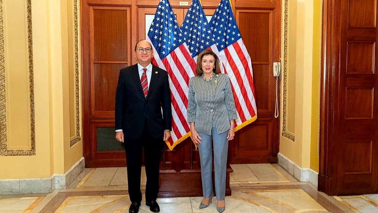 Dubes Rosan Roeslani bersama Ketua Dewan Perwakilan Rakyat (DPR) Amerika Serikat Nancy Pelosi/Instagram