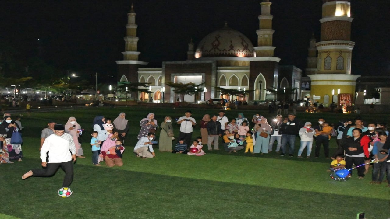 Nikmati Malam Minggu di Majalengka, Ridwan Kamil Bermain Bola dengan Anak-anak