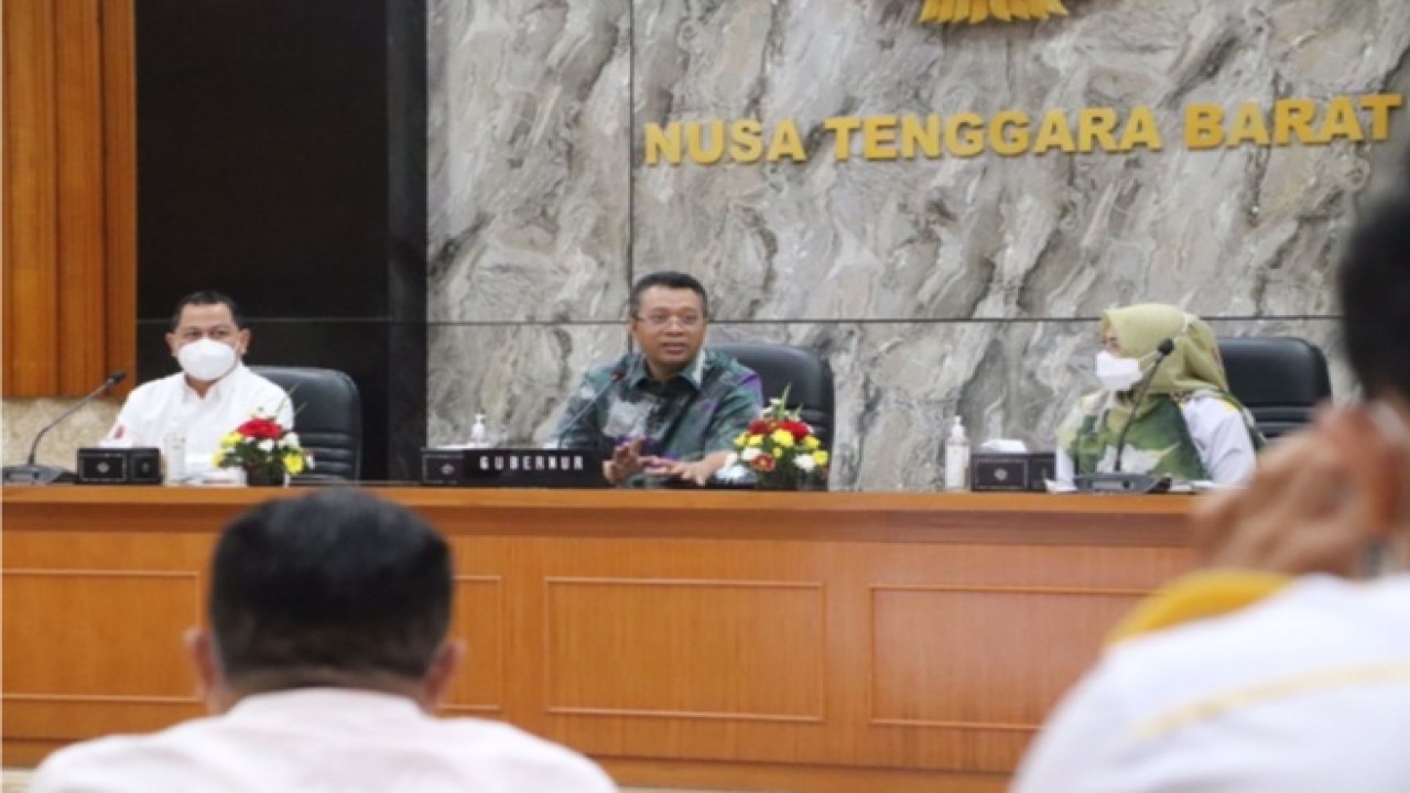 Gubernur NTB, Zulkieflimansyah (tengah) pada saat membuka acara High Level Meeting Tim Pengendali Inflasi Daerah (TPID) Provinsi NTB di Gedung Sangkarenag, Kantor Gubernur, Rabu (27/04/2022). Foto (Istimewa)