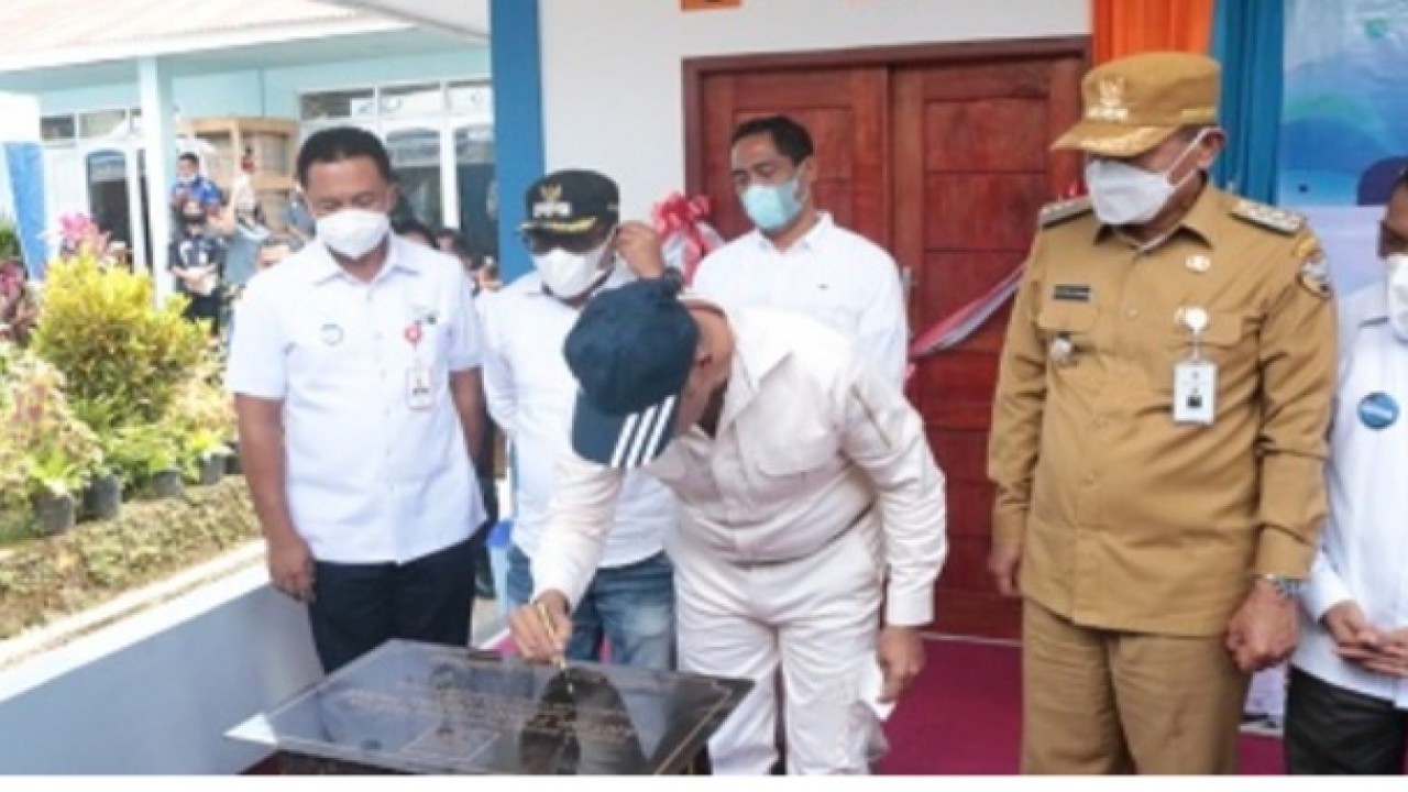 Gubernur NTT, Viktor Bungtilu Laiskodat menandatangani Batu Nisan sebagai simbol  diresmikannya Kantor fungsional Moni Bank NTT. Foto (istimewa)