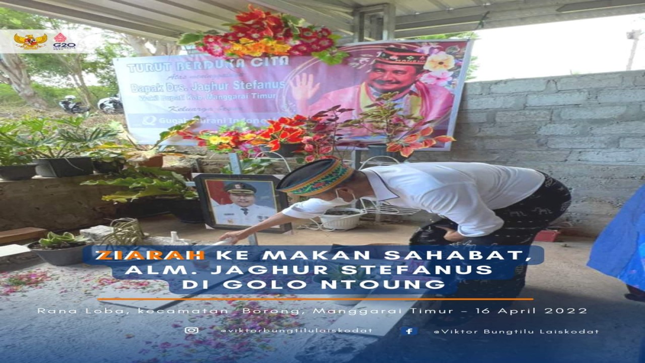 Gubernur NTT, Viktor Bungtilu Laiskodat saat mengunjungi makam mantan Wakil Bupati Manggarai Timur, Alm. Stefanus Jaghur. Foto (istimewa)