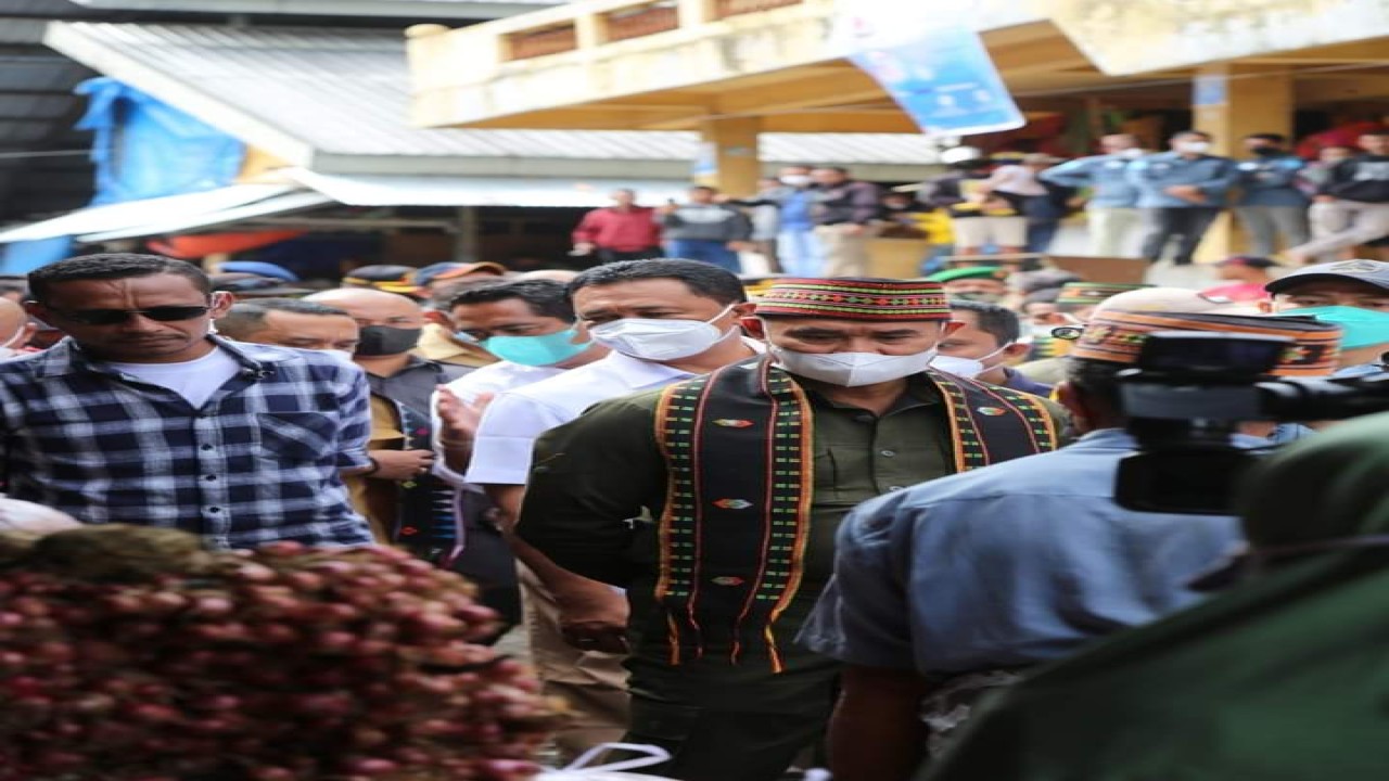 Gubernur Nusa Tenggara Timur (NTT) Viktor Bungtilu Laiskodat saat melakukan kunjungan kerja (Kunker) ke Pasar Inpres Ruteng, Kecamatan Langke Rembong, Kabupaten Manggarai, Senin (18/4/2022). Foto (istimewa)