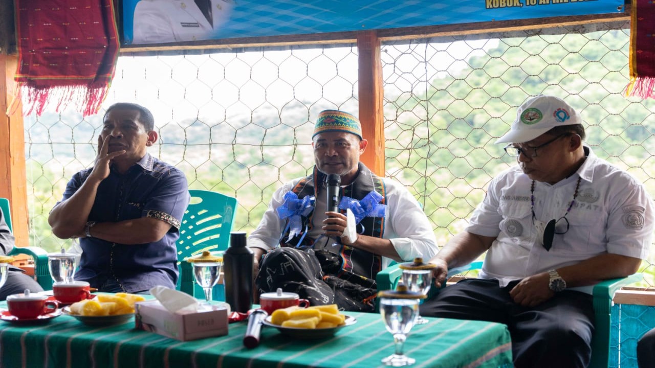 Gubernur NTT, Viktor Bungtilu Laiskodat (Tengah) saat bertemu dengan Perajin Sopi Kobok di Kota Komba, Kabupaten Manggarai Timur.Foto (Prokopim Manggarai Timur)