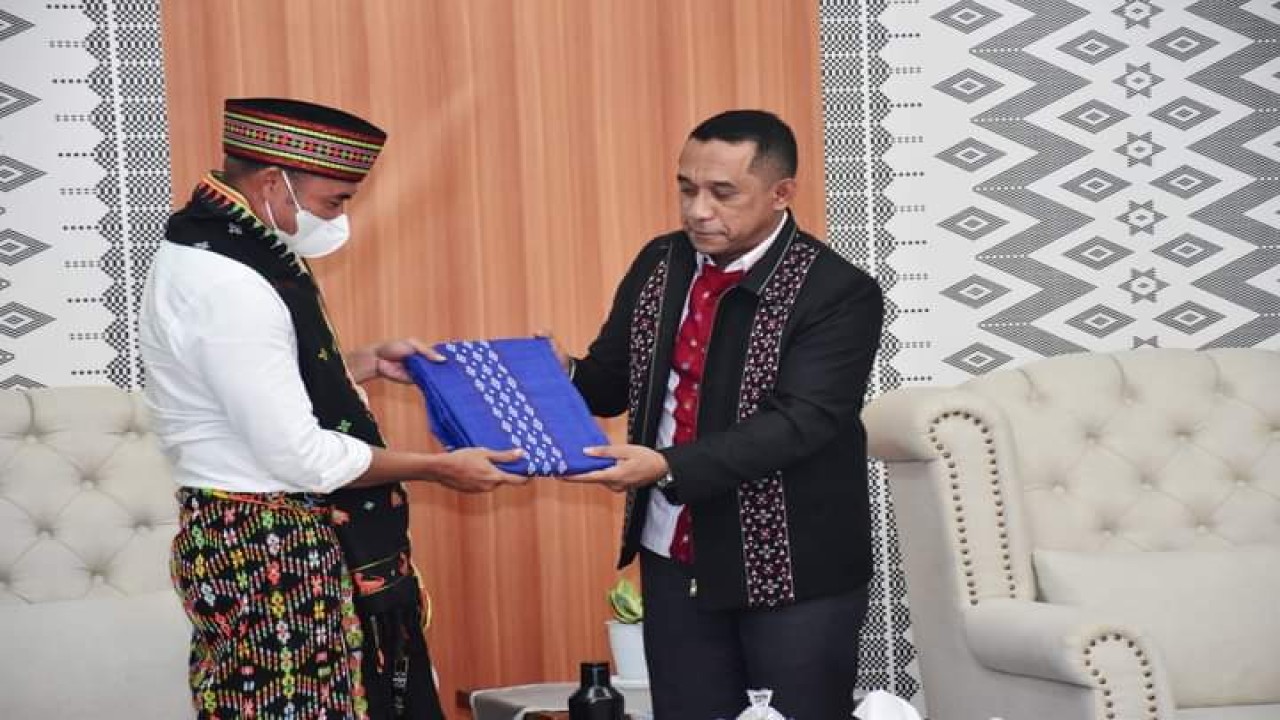 Bupati Manggarai, Herybertus GL Nabit memberikan cenderamata berupa kain songke kepada Gubernur NTT. Foto (Prokopim Manggarai)