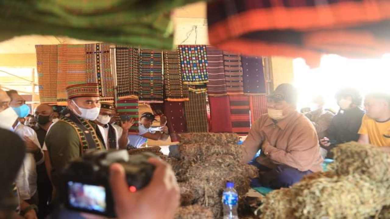 Gubernur NTT, Viktor Bungtilu Laiskodat saat mengunjungi Pasar Inpres Ruteng, Senin (18/4/2022). Foto (istimewa)