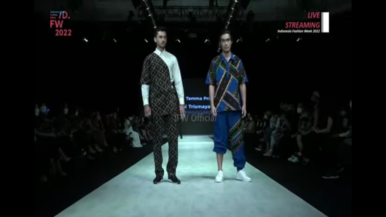 Kain Tenun khas Manggarai Timur Karya Desainer Lokal, Aryni Trismaya berhasil mencuri perhatian publik di IFW 2022 yang berlangsung diIndonesia Fashion Week atau IFW 2022 di Jakarta Convention Center (JCC) Senayan sejak 13 April hingga 17 April 2022. Foto (istimewa)