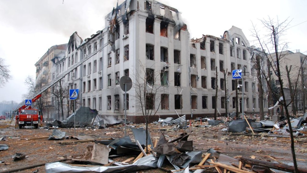 Kota Kharkiv Ukraina menyisakan puing-puing kehancuran akibat invasi Rusia sejak 24 Februari. (Reuters)