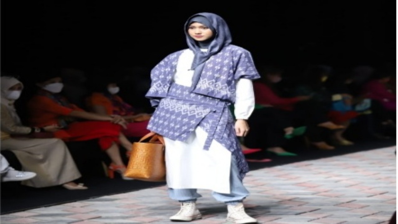 Tenun karya enam desainer asal NTB sukses melenggak di acara Muslim Fashion Festival atau MUFFEST+ 2022 yang digelar di di Ritz Carlton Pacific Place, Jakarta, (21/4/2022). Foto (istimewa)