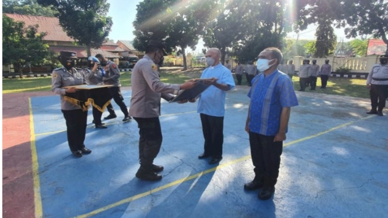Wakapolres Mabar, Kompol Sepuh A. I. Siregar, S.I.K  menyerahkan piagam penghargaan dari Kapolda NTT kepada dua orang tokoh agama bertempat di Lapangan Apel Polres Mabar, Selasa (26/4/2022) pagi. Foto (istimewa)