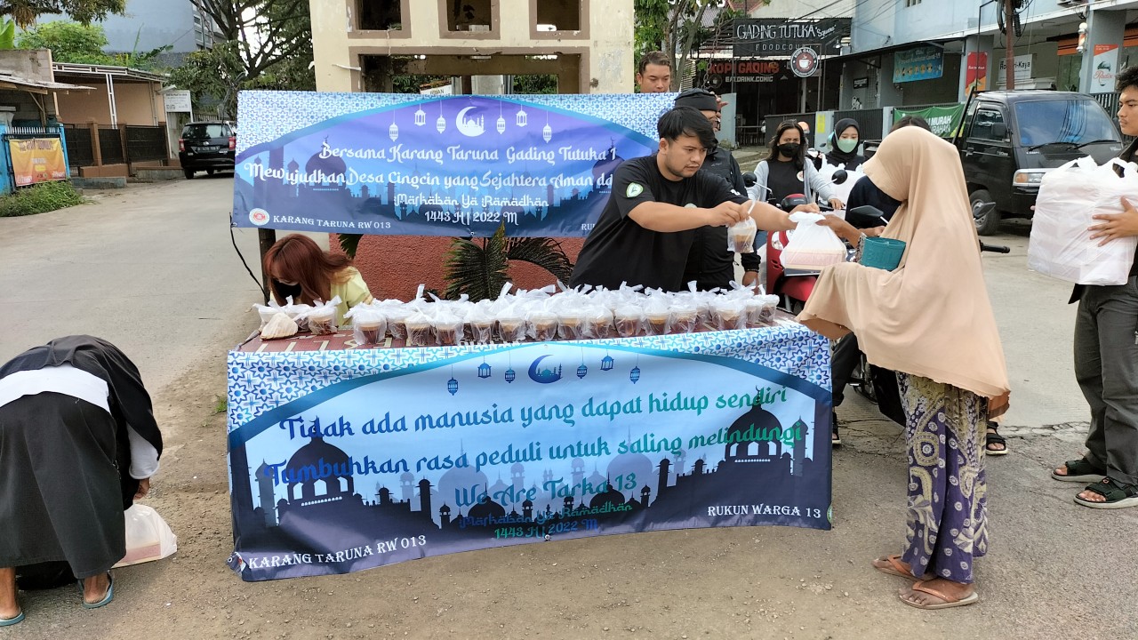 Karang taruna Gading Tutuka 1 dan RW 13 bagikan paket takjil gratis. Foto: saifal ode