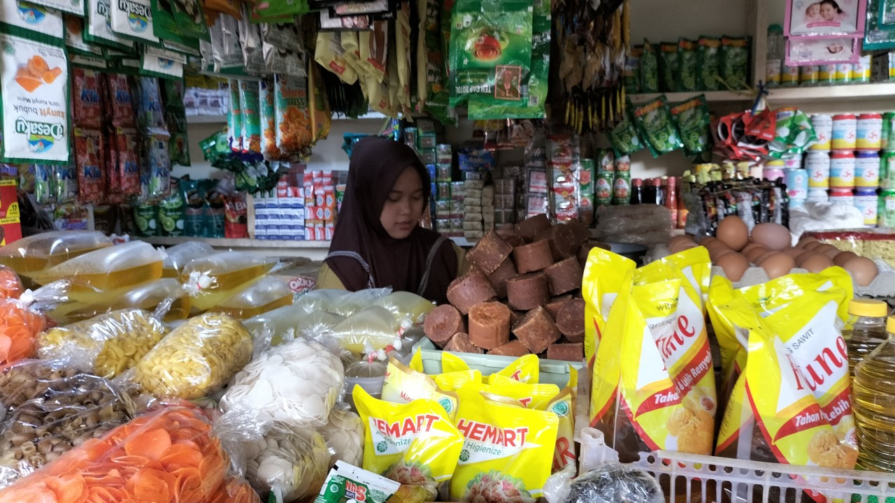 Sejumlah kebutuhan pokok naik jelang Idul Fitri. Foto: Saifal Ode
