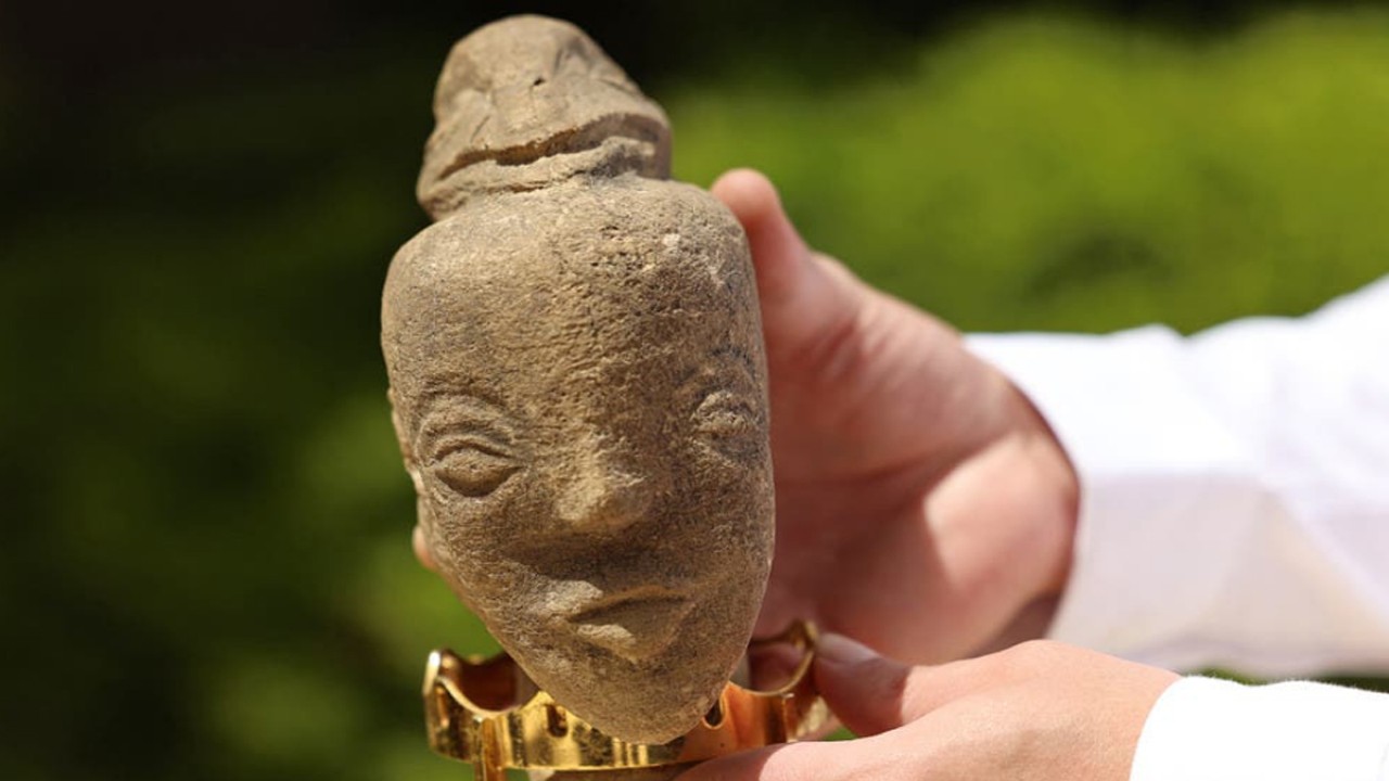 Patung batu yang baru ditemukan berusia lebih dari 4.500 tahun yang menggambarkan wajah dewi kuno, ditampilkan selama konferensi pers di Kementerian Purbakala dan Pariwisata di Kota Gaza. (AFP)