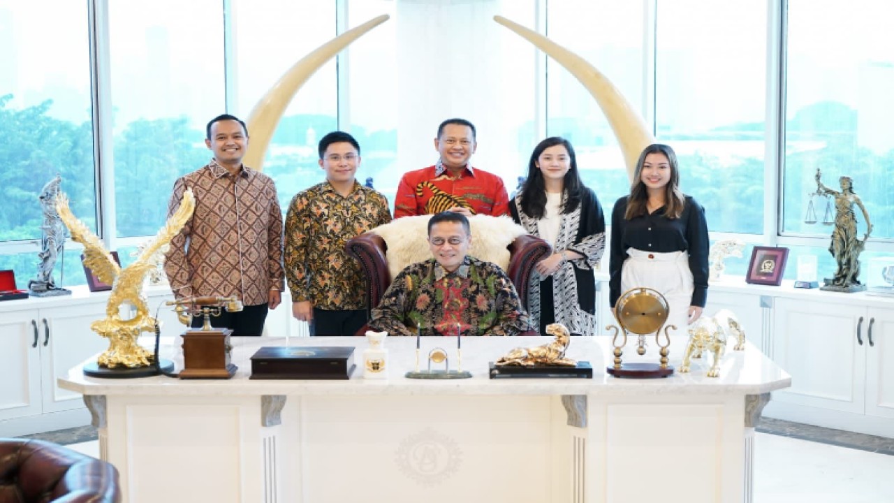 Ketua MPR RI Bambang Soesatyo (belakang tengah) bersama anggota OJK terpilih. (Foto: mpr.go.id)